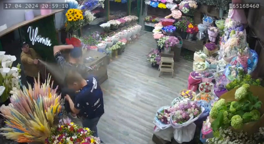 Фото: В цветочном магазине Ростова флористы жестоко расправились с грабителями-неудачниками, кадр из видео
