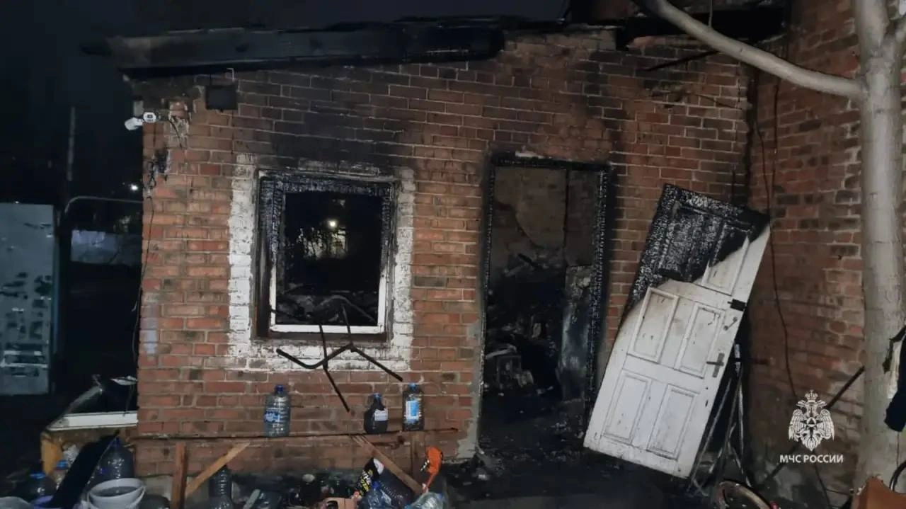 В Шахтах на пожаре в хозпостройке погиб бывший работник предприятия