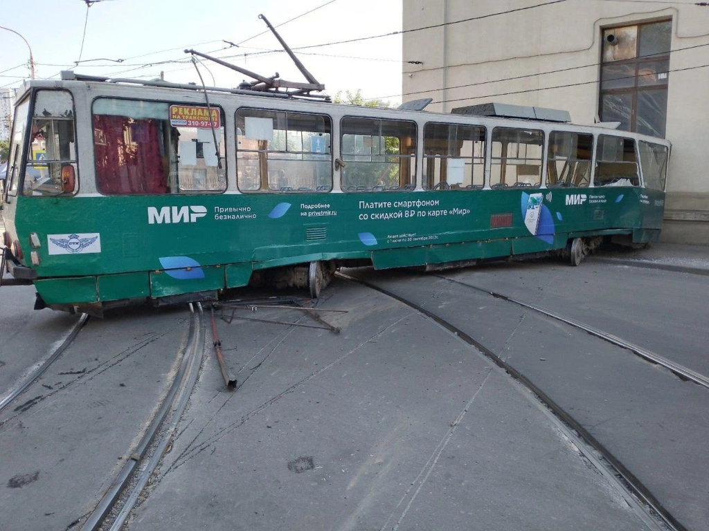 Сошедший с рельсов трамвай полностью перекрыл движение, фото 1rnd Сошедший с рельсов трамвай полностью перекрыл движение