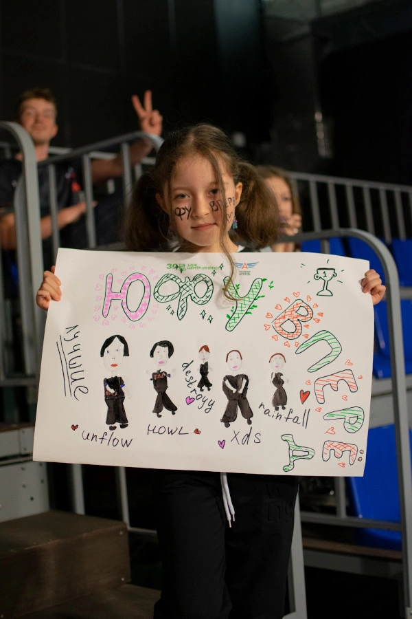 Болельца юфушных киберспортсменов.jpg Болельца юфушных киберспортсменов.jpg