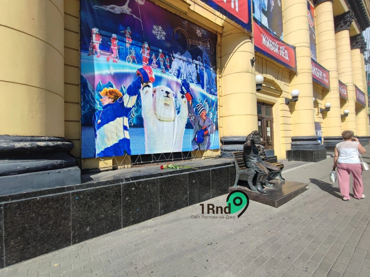 Новые цветы для Пригожина возле ростовского цирка, фото 1rnd Новые цветы для Пригожина возле ростовского цирка