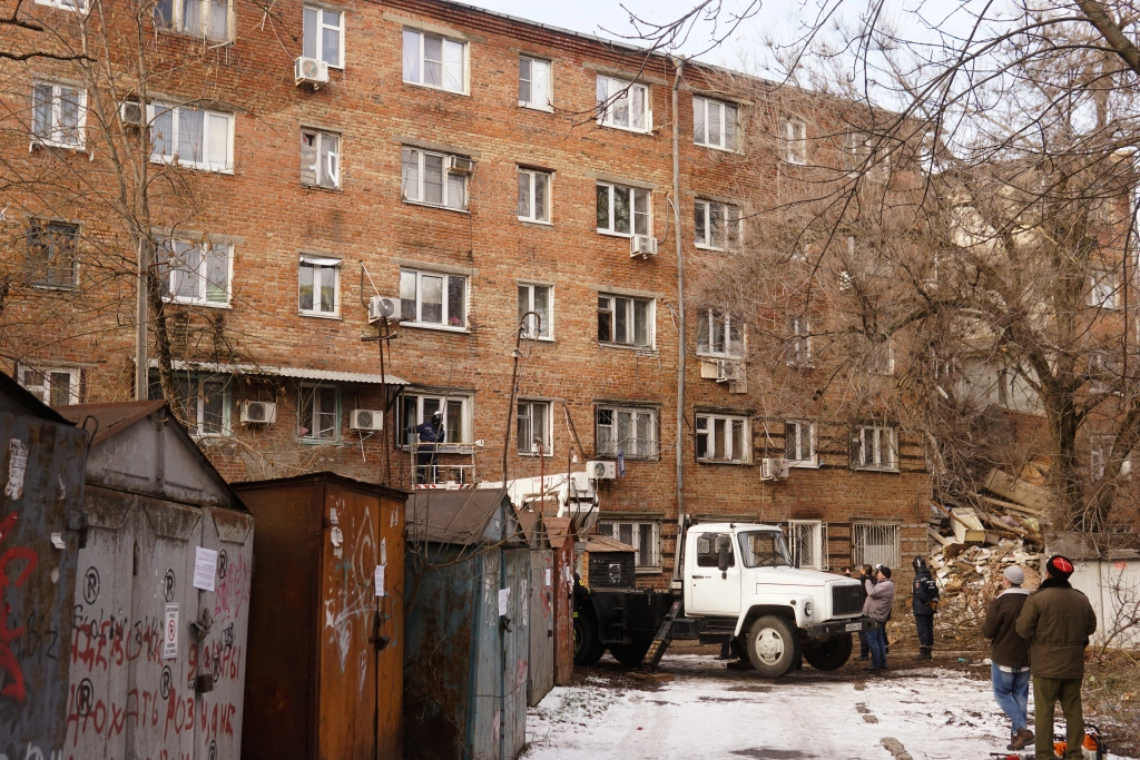 Спасатели вызволяют кошку DSC05109.jpg