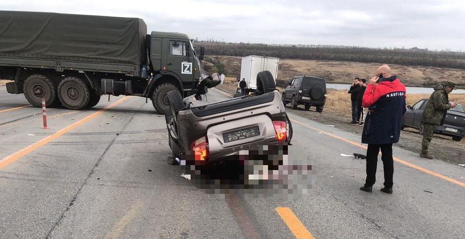 
                     На въезде в Новошахтинск при ДТП с военным КАМАЗом перевернулась легковушка 
                