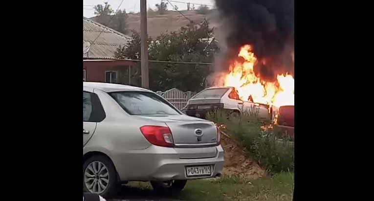 Фото: пылающий автомобиль в РО // скриншот из видео ТГ-канала "Тарасовский"