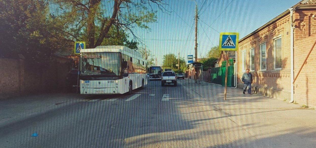 
                     В Ростове автобус сбил девушку в наушниках 
                