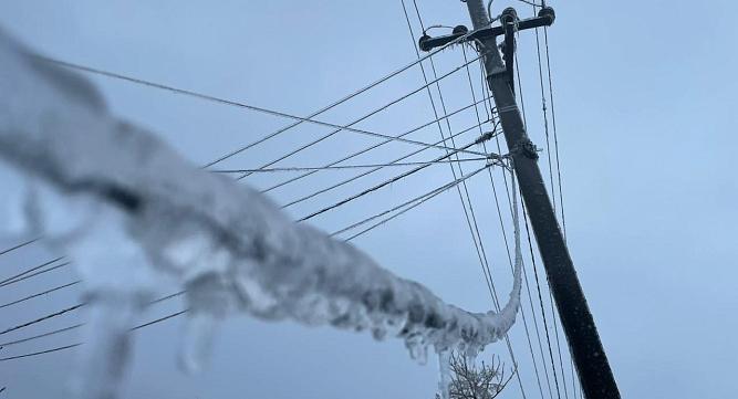 Фото: провода во время ледяного шторма в Ростовской области, кадр из архива 1rnd