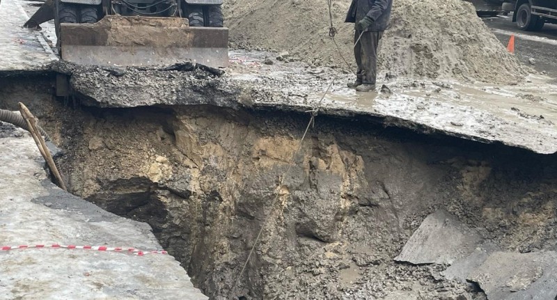 Фото: Гигантский провал асфальта возле Лендворца в Ростове, кадр donday