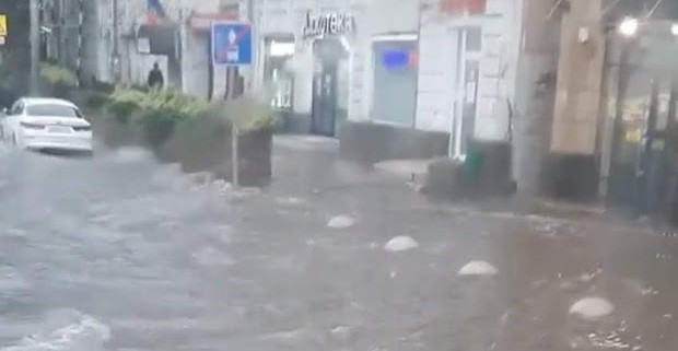 Фото: Затопленные улицы Ростова во время ливня, кадр из архива 1rnd