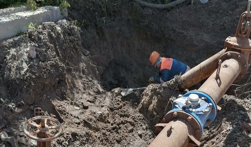 Фото: Сотрудники водоканала меняют водовод, кадр УРСВ