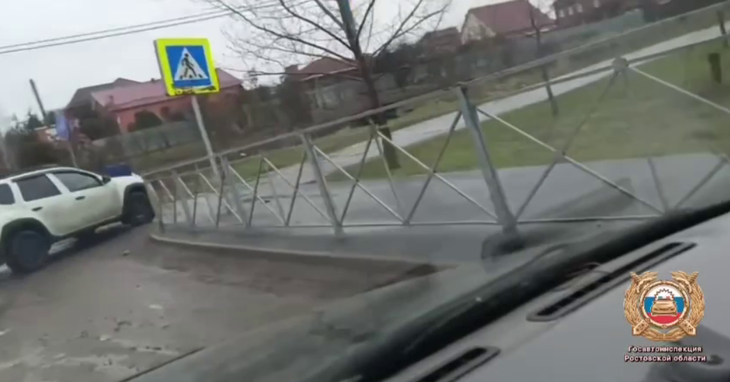 После публикации в Сети в Азове оштрафовали водителя за езду по тротуару