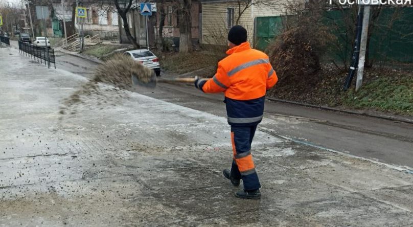 Фото: Ростов обратабывают против гололёда, кадр пресс-службы мэрии