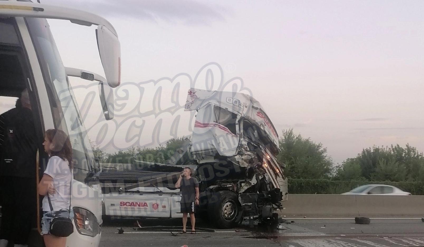 
                     Автобус с туристами врезался в грузовик под Ростовом 
                