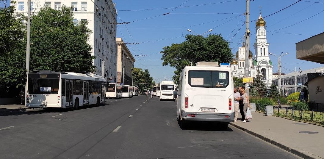 
                     В центре Ростова девочка выпала из автобуса и умерла 
                
