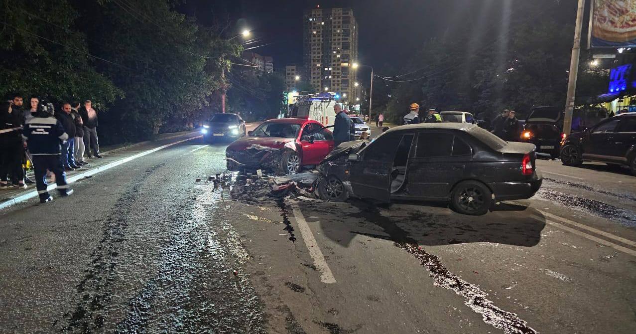 
                     Два водителя пострадали в жёстком столкновении иномарок на СЖМ Ростова 
                