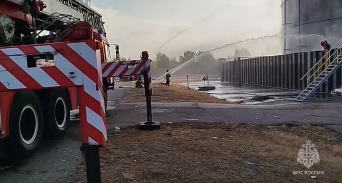 Фото: пожар на нефтебазе Азова \\ кадр МЧС РФ