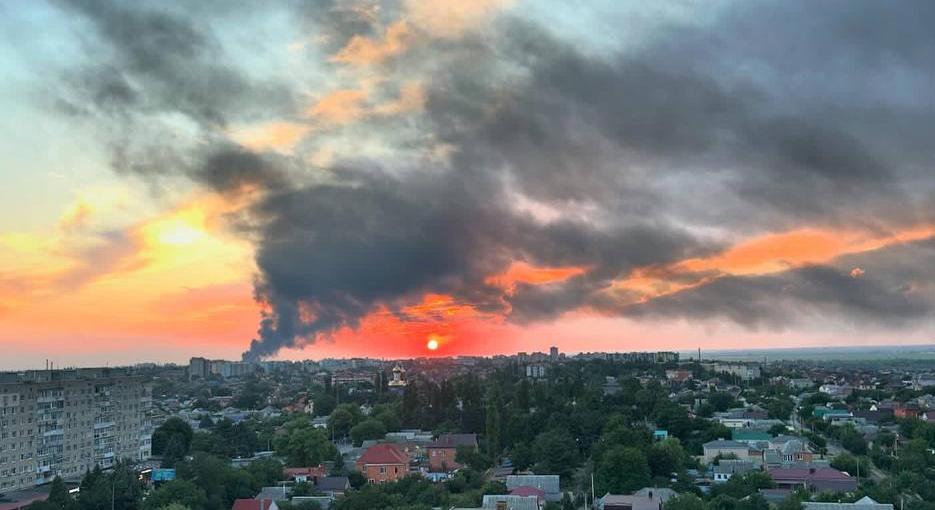 
                     МЧС удалось локализовать пожар после удара беспилотников под Ростовом 
                