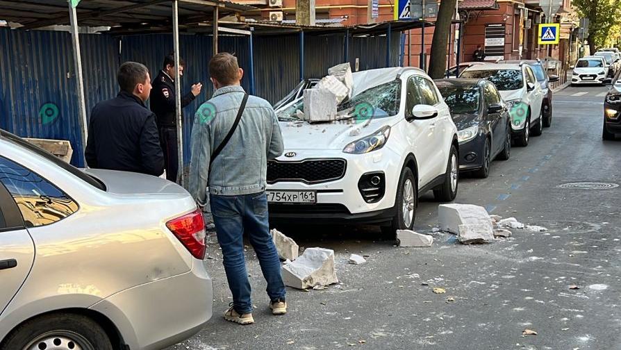 
                     В центре Ростова упавшие со стройки блоки раздавили иномарку 
                