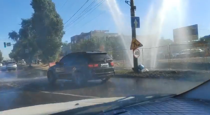 Фото: В Ростове прорвался коммунальный фонтан на Малиновского, кадр из видео в соцсетях