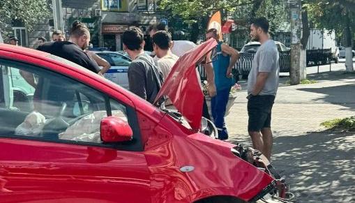 
                     Один человек пострадал при жёстком ДТП в центре Ростова 
                