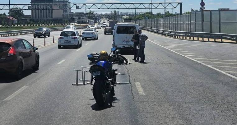
                     Два человека пострадали в ДТП с мотоциклом в районе Ворошиловского моста 
                