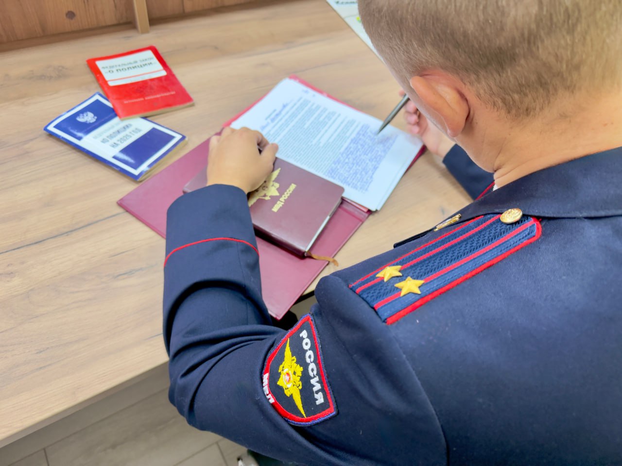 В Батайске полиция выявила двух подростков, взламывавших двери на крышах домов