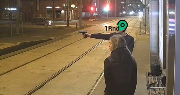 Фото: вандал с пистолетом // скриншот из видео проекта "Таганрогский трамвай"