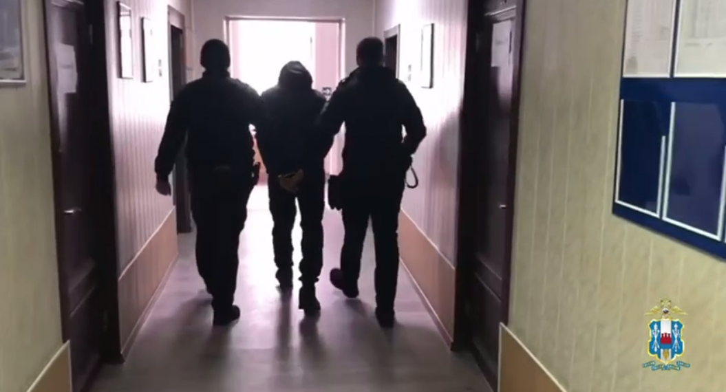 Инцидент в одном из ЖХ Батайска: все пятеро подозреваемых задержаны и доставлены в отделение полиции