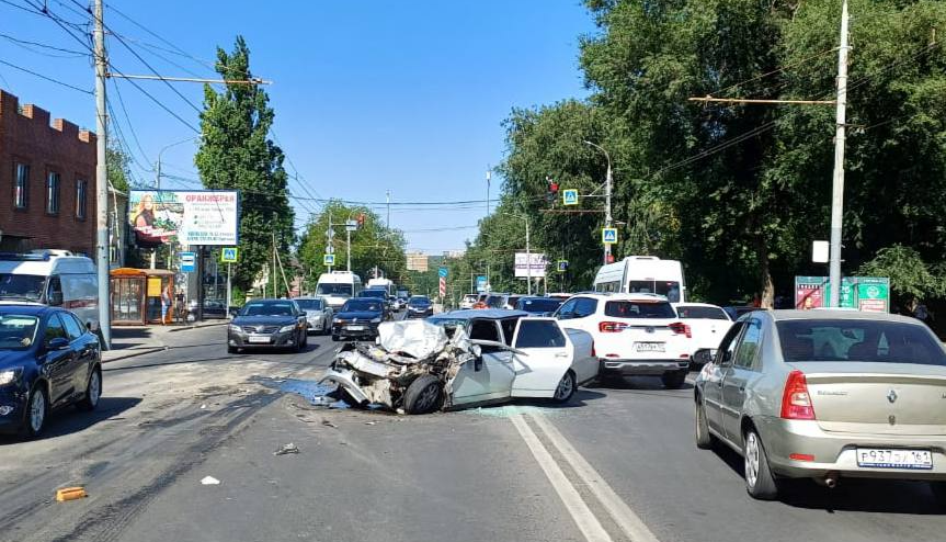 Фото: в Ростове легковушка въехала в автобус, Госавтоинспекция региона