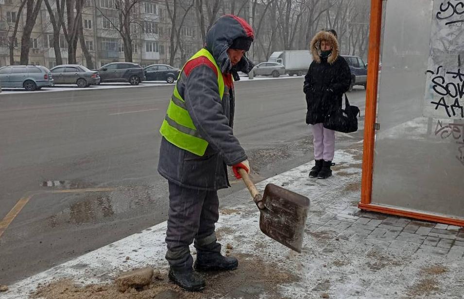 
                     В Ростове на уборку снега выходит лишь 30% дворников 
                