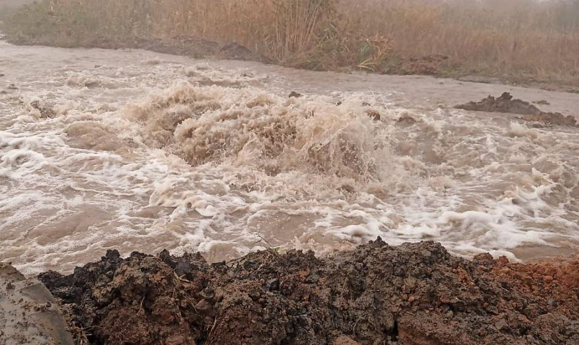 Фото: место прорыва водовода в Новочеркасске, кадр ТГ Юрия Лысенко