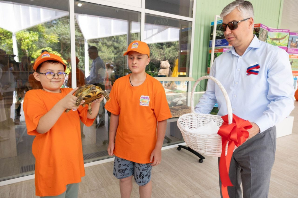 Алексей Логвиненко подарил черепаху Дому Юннатов