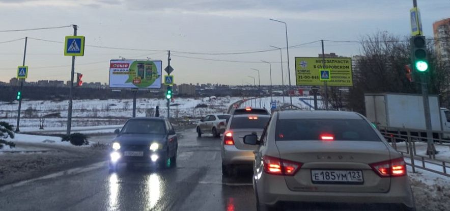 Фото: Затор на Суворовском утром 16 января, кадр очевидца