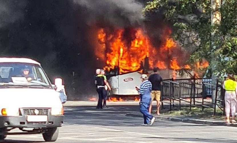 Фото: пожар в автобусе на площади 2-й Пятилетки, кадр очевидца