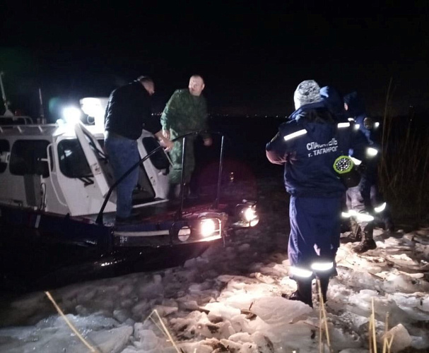 Фото: В Ростовской области  спасли  подростков с дрейфующей льдины, кадр ГУ МЧС по РО