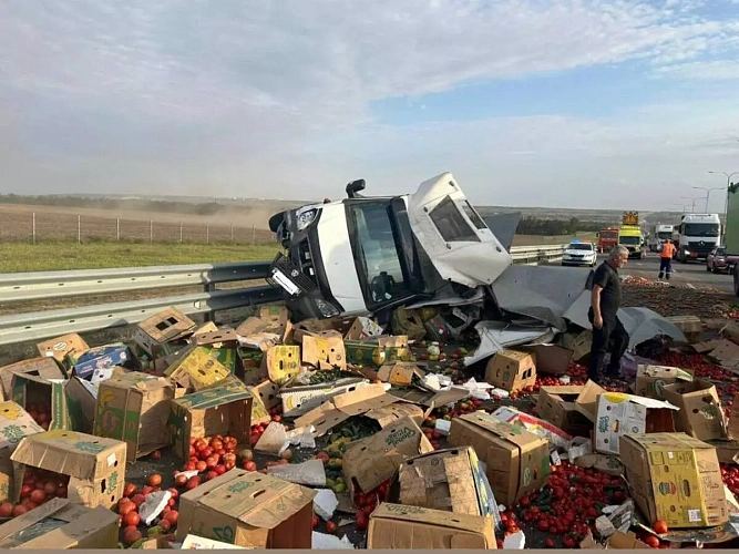 Фото: ящики с овощами перекрыли две полосы // кадр УГИБДД региона