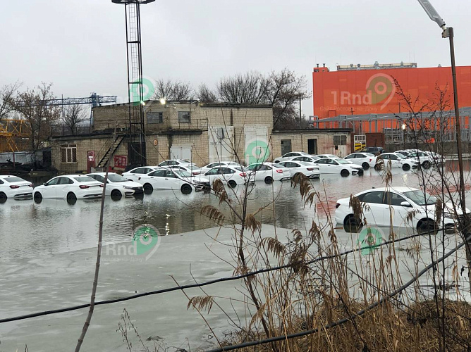 Фото: В Ростове затопило десятки новых автомобилей Lada Granta и Lada Vesta, фото - "Южный автомобиль"