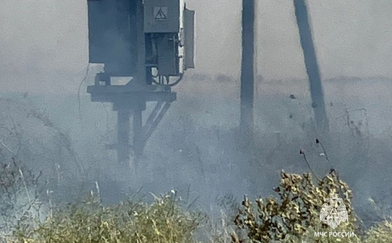 Фото: горит поле с пшеницей \\ кадры ГУ МЧС РФ по РО