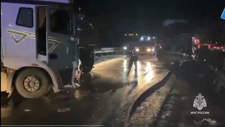 Фото: грузовик врезался в автобус в Ростовской области // скриншот из видео пресс-службы МЧС