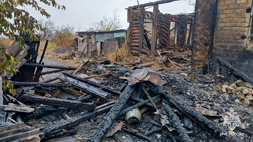 Фото: сгорел дом в Ростовской области // кадр МЧС