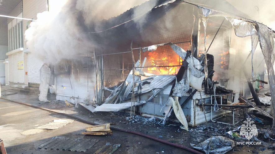 Фото: В Каменске-Шахтинском пожар на рынке уничтожил четыре павильона / МЧС РО