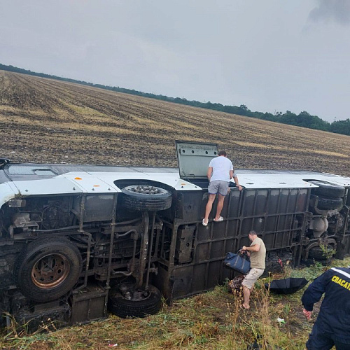 Фото: автобус, следовавший из Ростова в Геленджик, перевернулся на Кубани