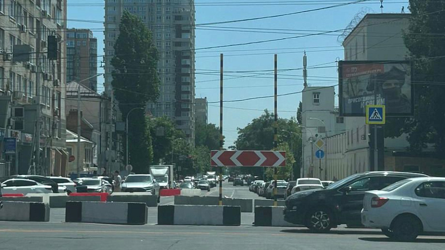 Фото:  В Ростове часть улицы Красноармейской перекрыли до 10 июля / кадр очевидца