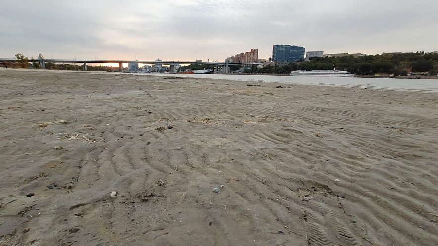 Фото: Песок обнажившегося из-за маловодья дна реки в Ростове, кадр 1rnd