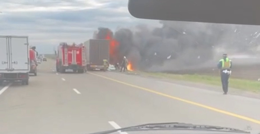 Фото: В Ростовской области загорелся грузовик на трассе М-4 «Дон», кадр из видео очевидцев