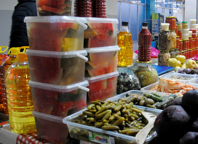 Фото: мочёные арбузы на рынке // кадр 1rnd.ru