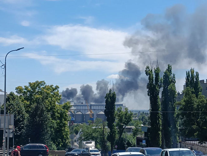 Фото: дым от пожара виден в Ростове \\ кадр из соцсети