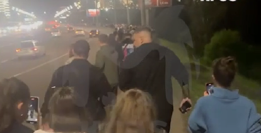 Фото: Баста идёт пешком с концерта в Красноярске, кадр Kras Mash