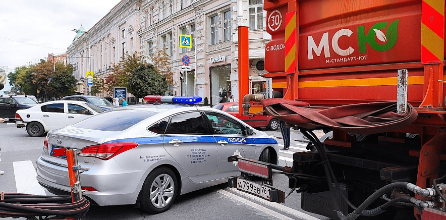 Фото:  Полицейский автомобиль и водовоз МСЮ возле мэрии Ростова, кадр 1rnd