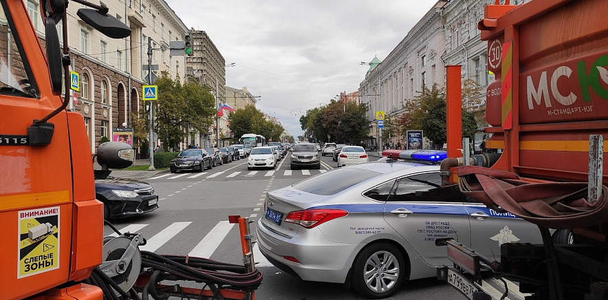 Фото: Оцепление из машин ЖКХ и полиции в центре Ростова, кадр из архива 1rnd
