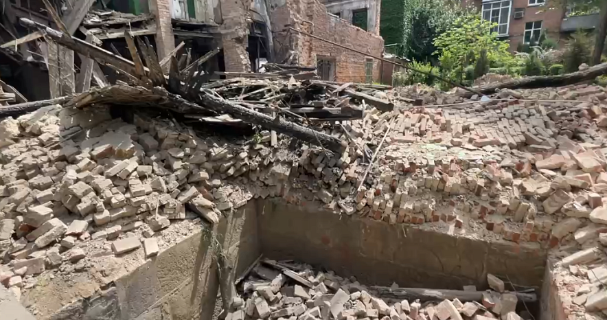 Фото: Обрушение дома на Суворова 7 в Ростове, кадр очевидца